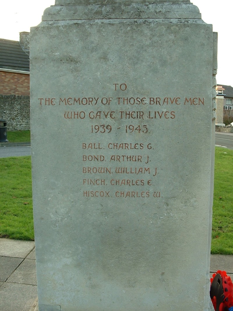 Photograph of War Memorial links to information about names